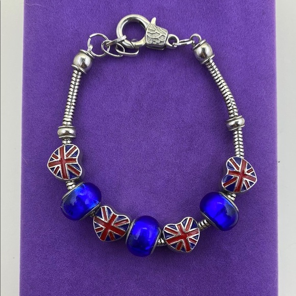๐ Elegant Union Jack Heart Charm Bracelet in Blue and Silver - Picture 1 of 4